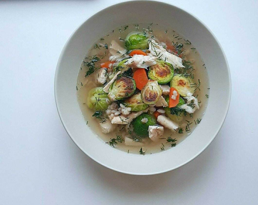 Suppe mit Rosenkohl und Perlgraupen auf gebratener Flunder mit Dill und Liebstöckel.
