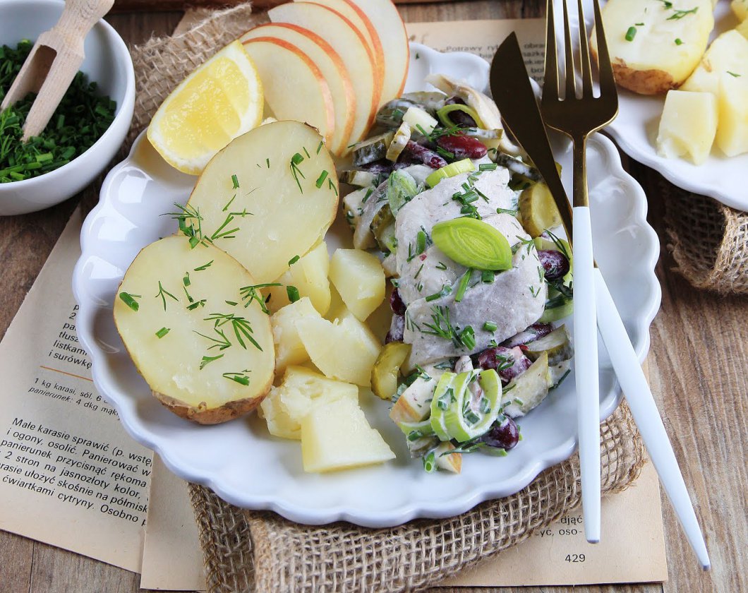 Herring salad with leeks and red beans