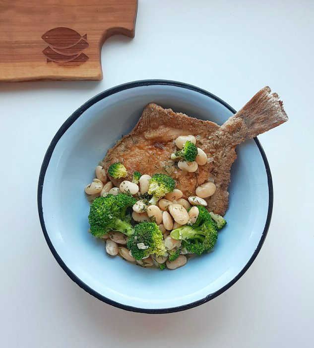 Pan-seared plaice in buckwheat flour with white beans, broccoli and dill in butter with lemon zest