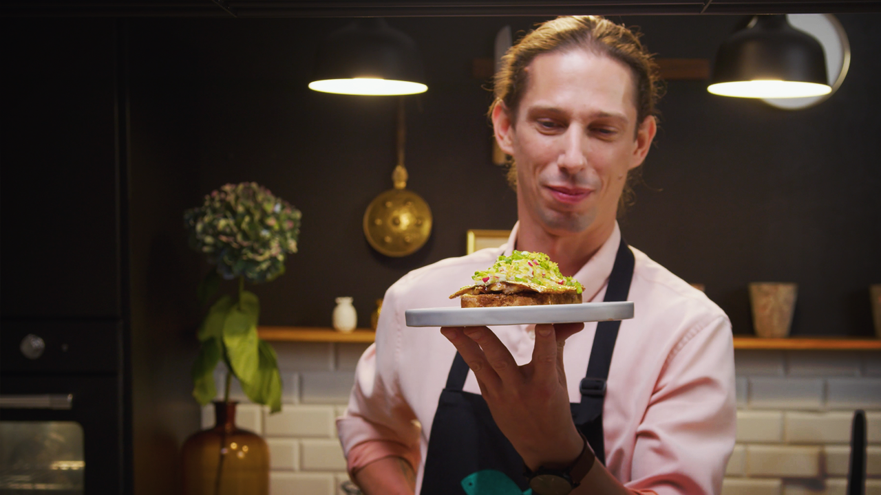 Kanapka ze smażonym śledziem polana żółtkiem jajka