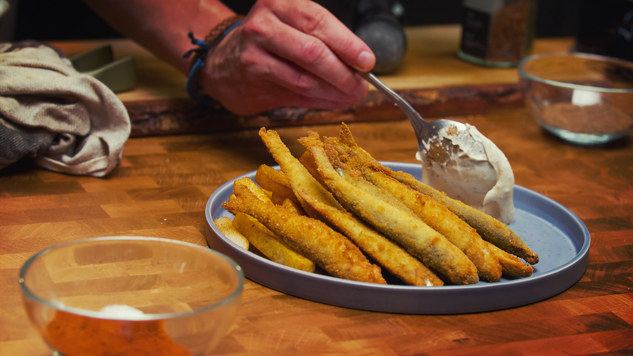 Smażone szprotki i frytki z brukwi